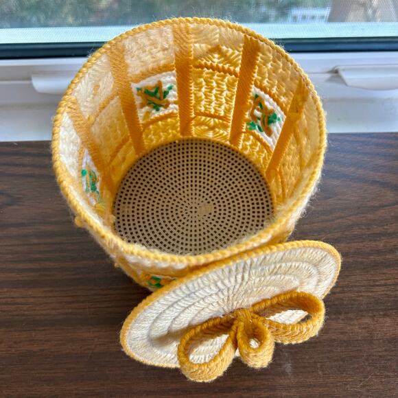Vintage 1970s Toilet Paper Holder – Handmade Plastic Canvas Yarn Cover with Lid - Picture 2 of 9